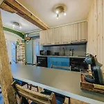Hide Hub Guest דירה